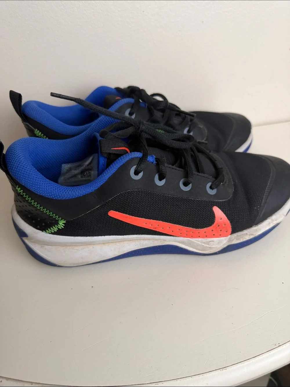 (2291) Nike Omni Multi Court GS Sneakers w/ hyper orange swoosh Size: 6.5Y